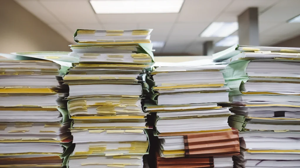 Piles de documents et de dossiers