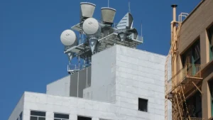 Antenne-relais installée sur un toit