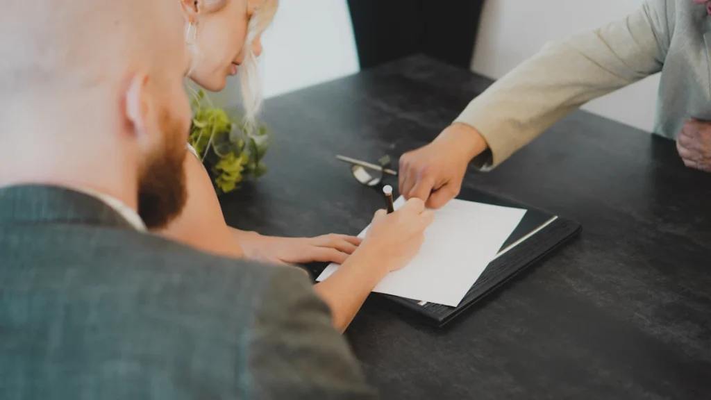 Couple signant un document à une table