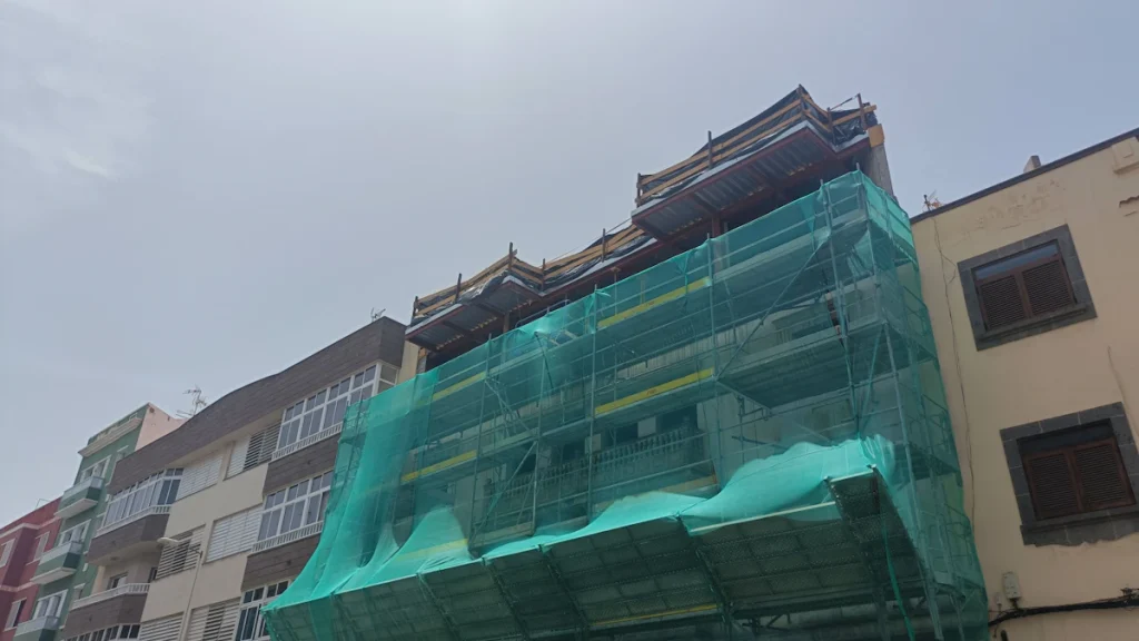 Bâtiment en rénovation de façade avec échafaudage