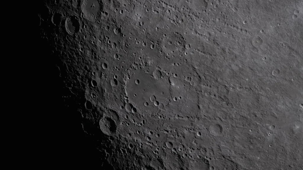 Surface lunaire avec des cratères