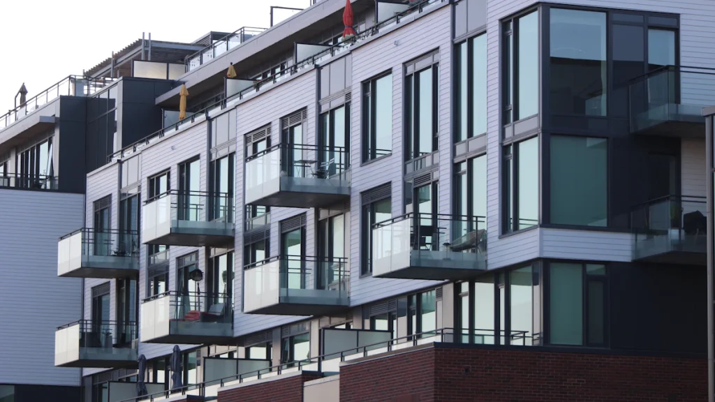Immeuble moderne avec de nombreux balcons