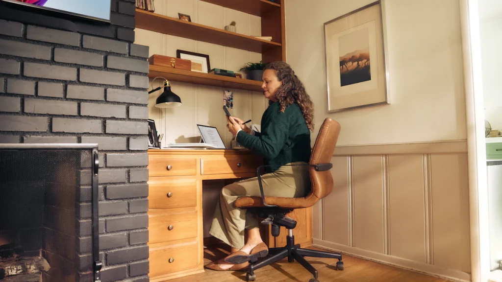 Femme travaillant à un bureau à domicile