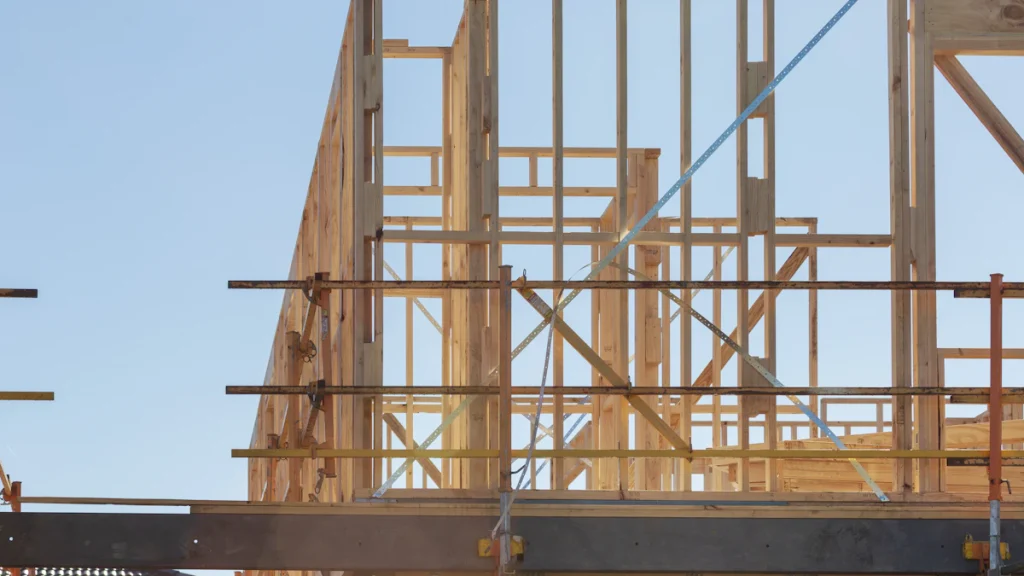 Ossature bois d’une maison en construction