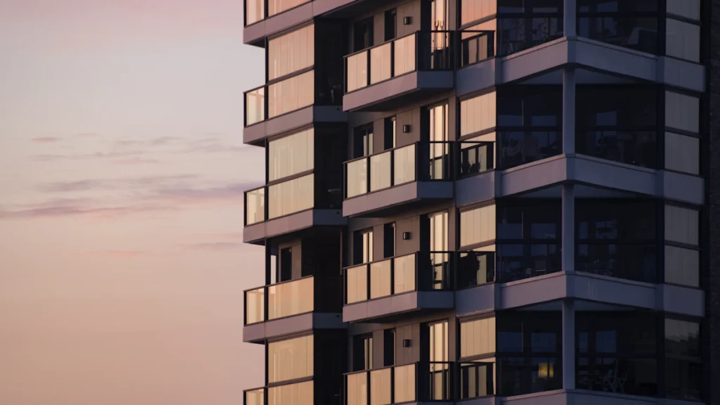 Un immeuble moderne avec des balcons vitrés
