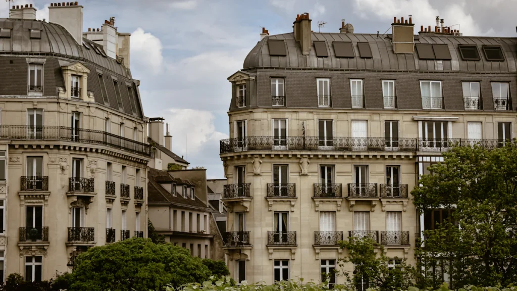 Immeuble beige entouré d’arbres