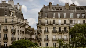 Immeuble beige entouré d’arbres