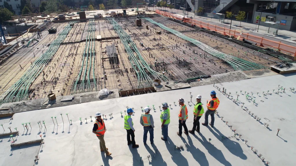 Ouvriers du bâtiment sur un chantier