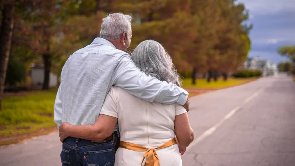 Couple de seniors marchant bras dessus bras dessous
