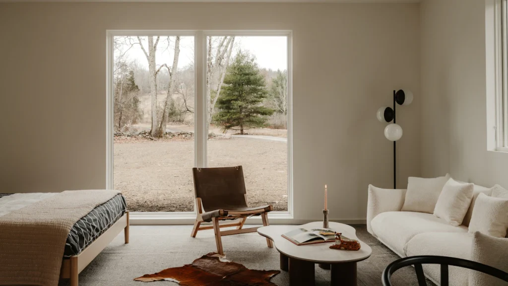 Espace de vie moderne avec une grande fenêtre