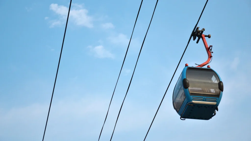 Un téléphérique bleu