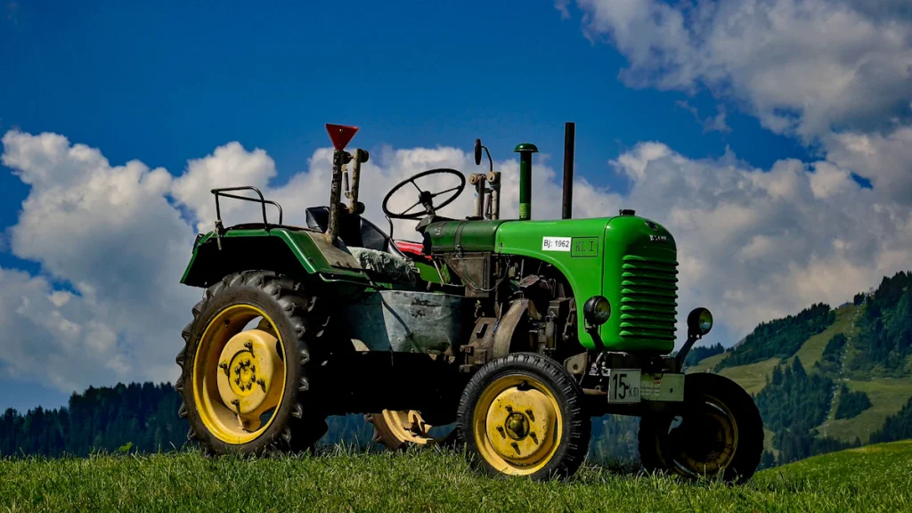 Tracteur vert dans un champ